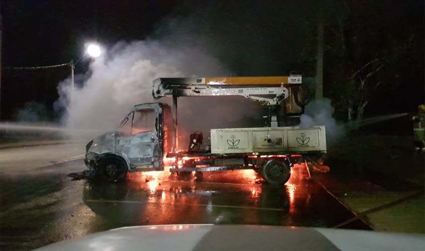 Membros de facção criminosa cometem mais um atentado colocando fogo em caminhão da Emdur