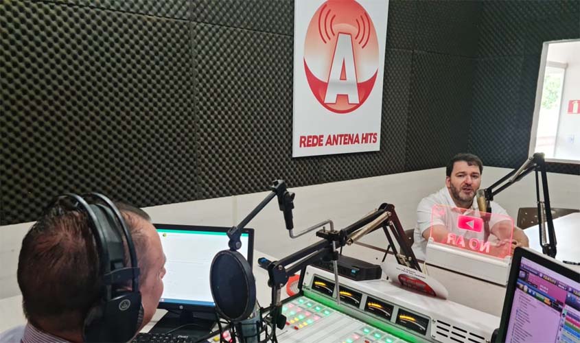 Em Ariquemes, presidente Alex Redano concede entrevista para rede de rádio