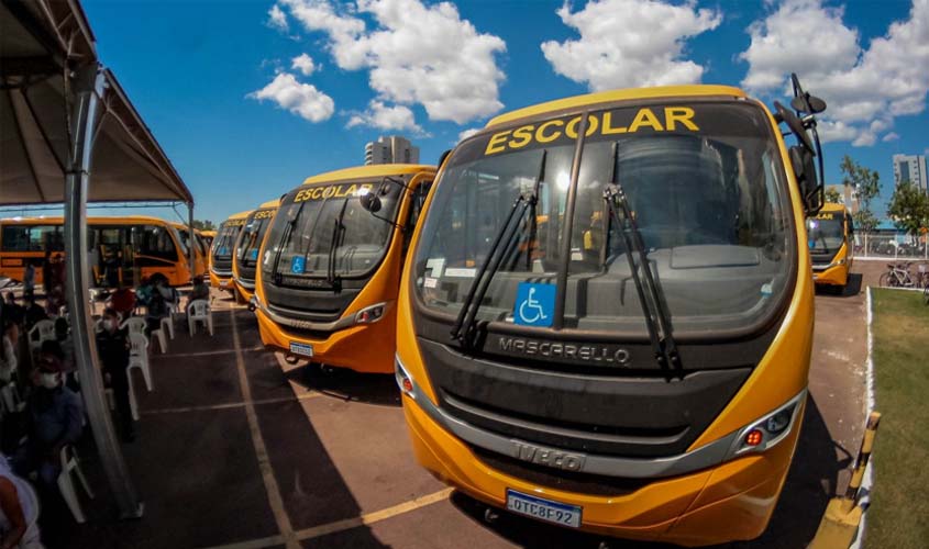 Governo de RO entrega ônibus e barcos para escolas