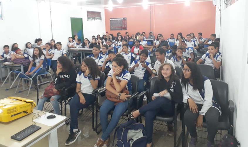 Semtran realiza palestra sobre segurança no trânsito a alunos da escola Daniel Neri