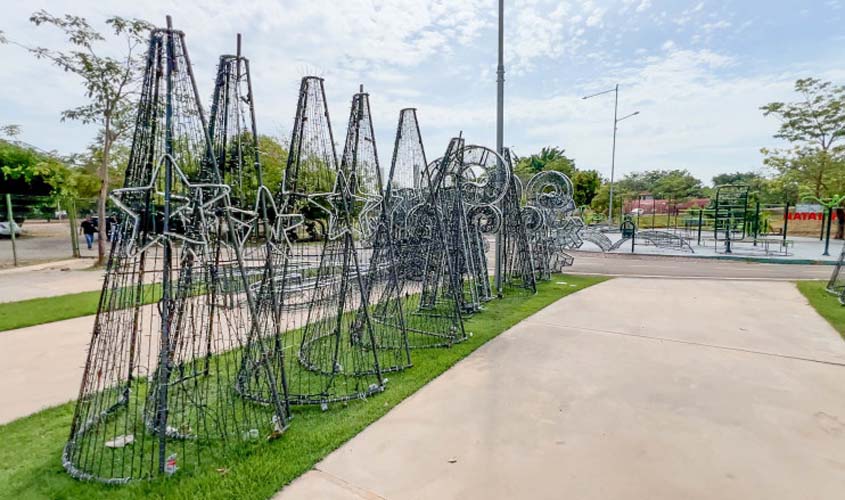 Prefeito Hildon Chaves acompanha montagem da decoração natalina no Parque da Cidade