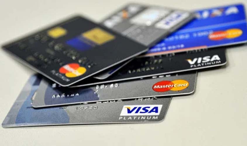 Serasa: 59% das dívidas de cartão de crédito entre os brasileiros são de compras em supermercados