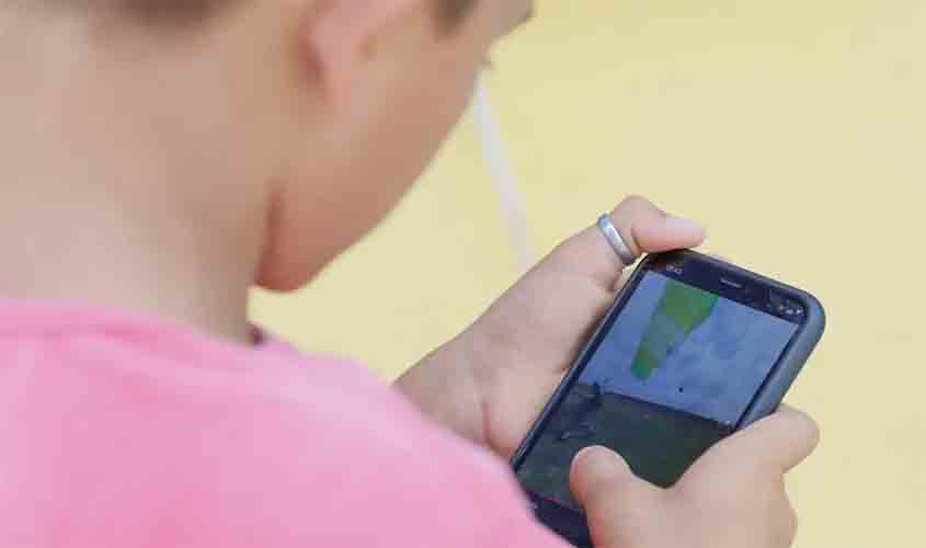 Alesp aprova projeto que proíbe uso de celular nas escolas do estado