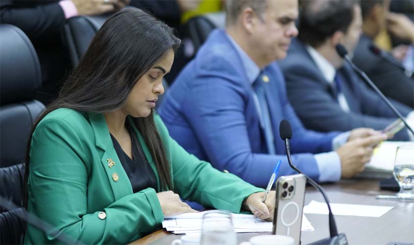 Educação: Dra. Taíssa vota a favor de concurso público na Seduc