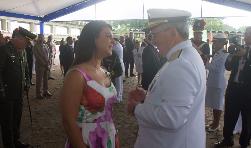 Por serviços prestados à Marinha, Mariana Carvalho recebe homenagem