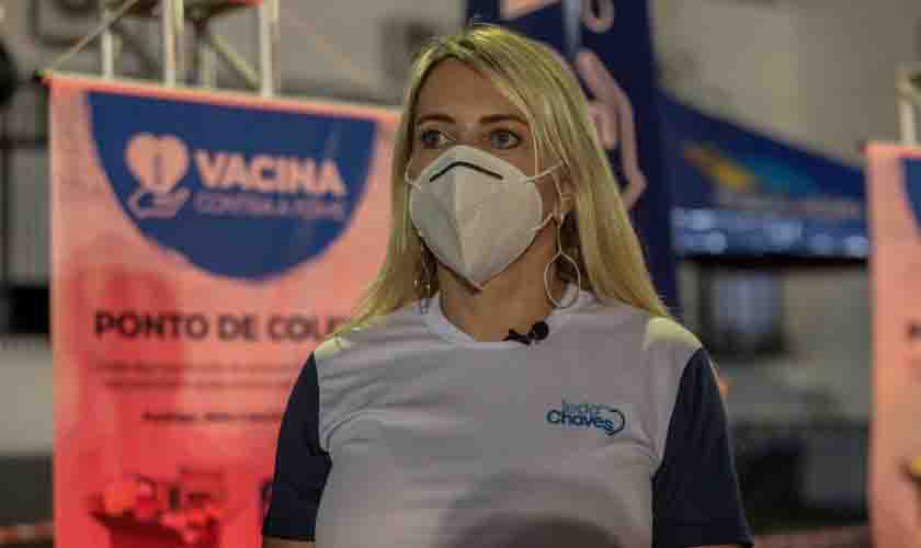 Voluntária na vacinação, Ieda Chaves reforça convite para próximo drive thru