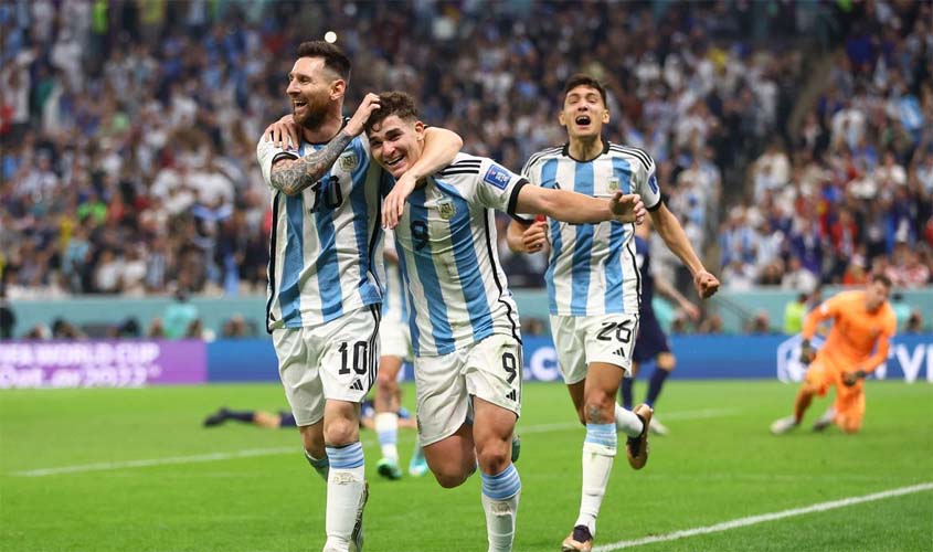 Com brilho de Messi e Álvarez, Argentina chega à final da Copa