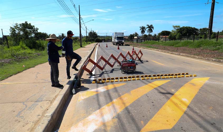 Prefeitura revitaliza sinalização viária da rua Vitória Régia