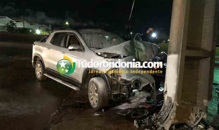 Motorista é preso pela PRF após bater caminhonete contra poste