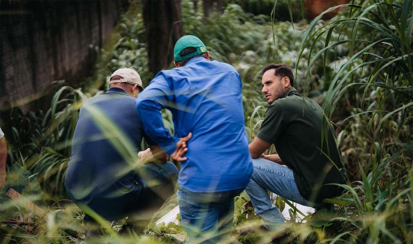 Prefeito Affonso Cândido visita bairros afetados pela chuva