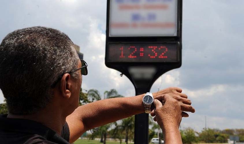 Adotado em três regiões do país, horário de verão termina no próximo domingo