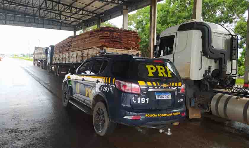 Em Ariquemes/RO, PRF identifica transporte irregular de madeira