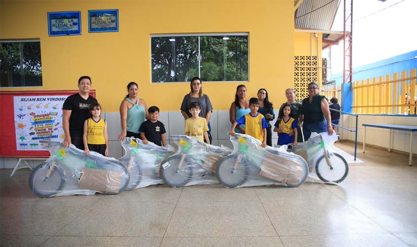 Estudantes bem avaliados da rede municipal recebem bicicletas