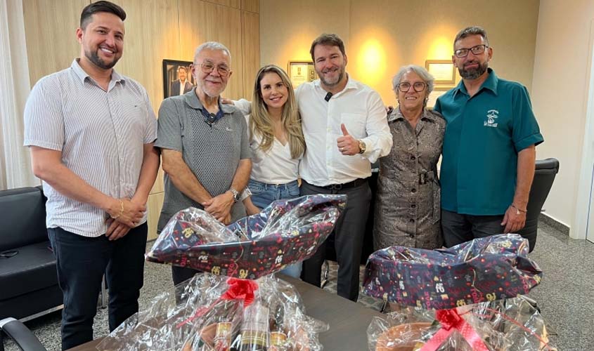 Alex Redano recebe visita de padre Enzo da Associação São Tiago Maior