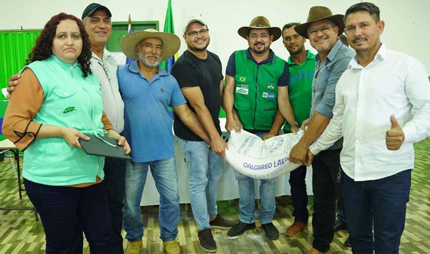 Emenda de Marcelo Cruz assegura entrega de calcário a produtores rurais de Castanheiras