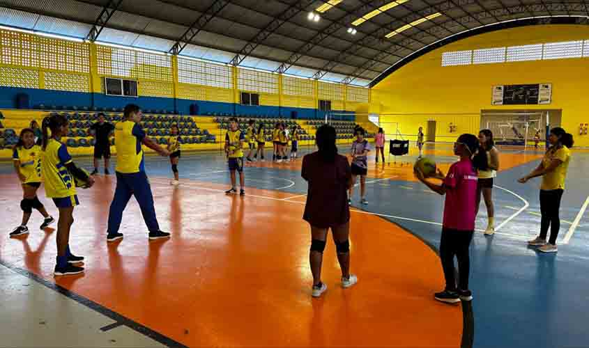 Programa Construindo Campeões atende mais de 100 alunos na modalidade de voleibol