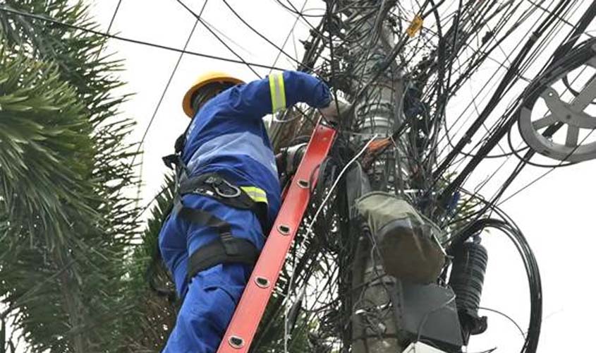 Energisa alerta técnicos sobre riscos em postes
