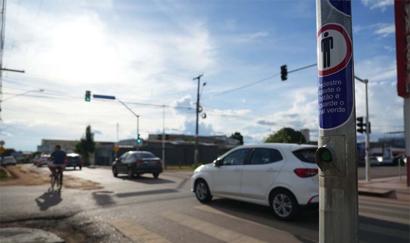 Semáforo inteligente começa a operar em cruzamento na capital