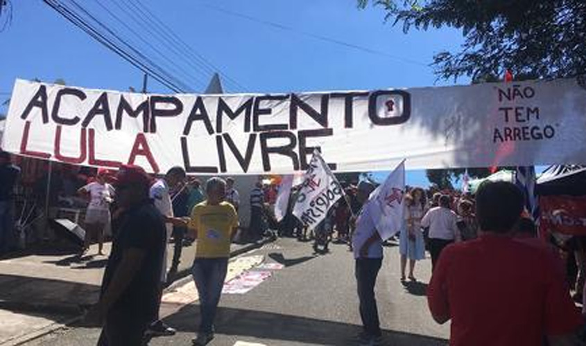 Justiça do Paraná fixa multa diária para manifestantes pró e contra Lula