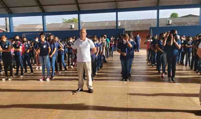 Estudantes da Escola Estadual Ulisses Guimarães homenageiam Hino Nacional Brasileiro
