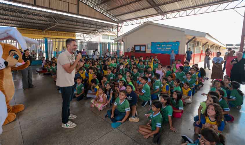 Prefeito Léo Moraes faz surpresa para alunos, sorteia bicicletas e entrega chocolates