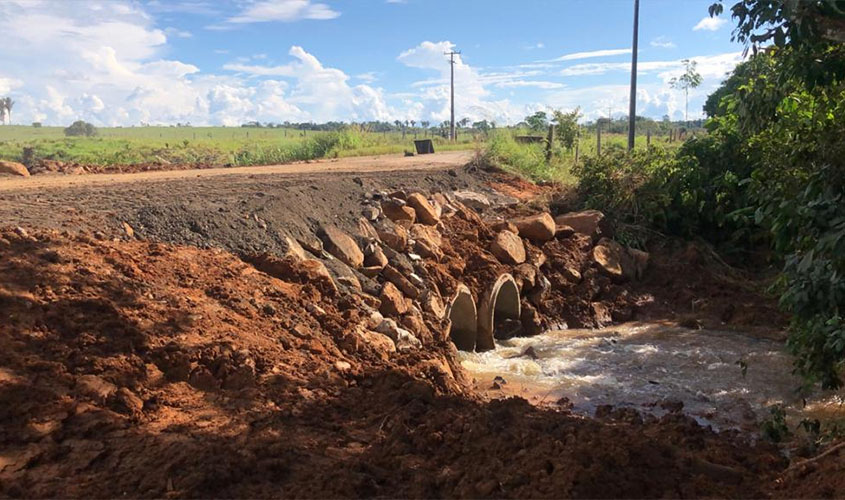 DER realiza serviço emergencial da RO-133 na região central de Rondônia