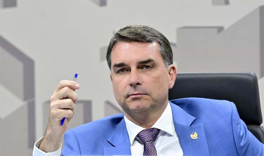 Cai a máscara de Flávio Bolsonaro
