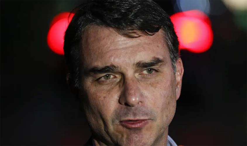 Flávio Bolsonaro admite cobrança a Vorcaro e nega crime