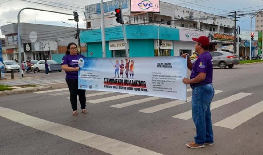 Prefeitura e Conselho realizam pit stop para sensibilizar população contra a violência aos idosos