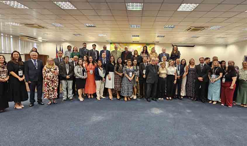 Ouvidora Vania Abensur representa o TRT-14 na 39ª Reunião do Coleouv