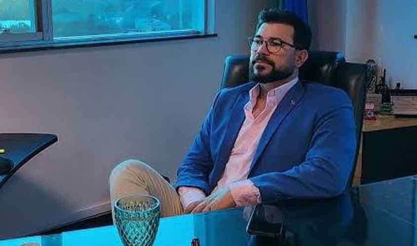 Chefe da casa civil Elias Rezende rebate críticas que sofreu pelo vice-governador em entrevista