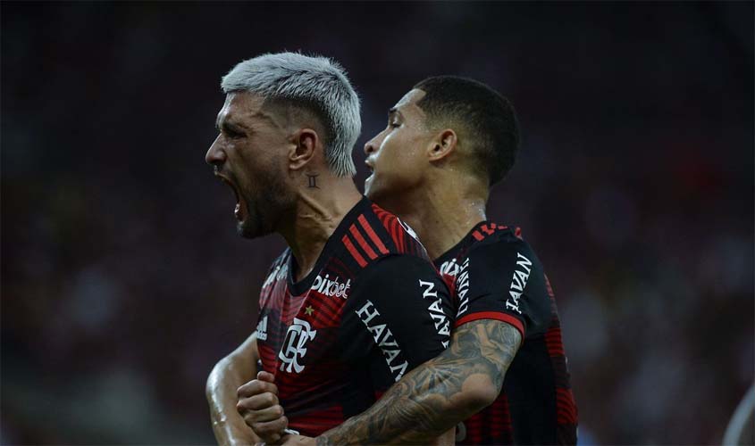 Arrascaeta desequilibra e Flamengo faz placar para chegar às quartas