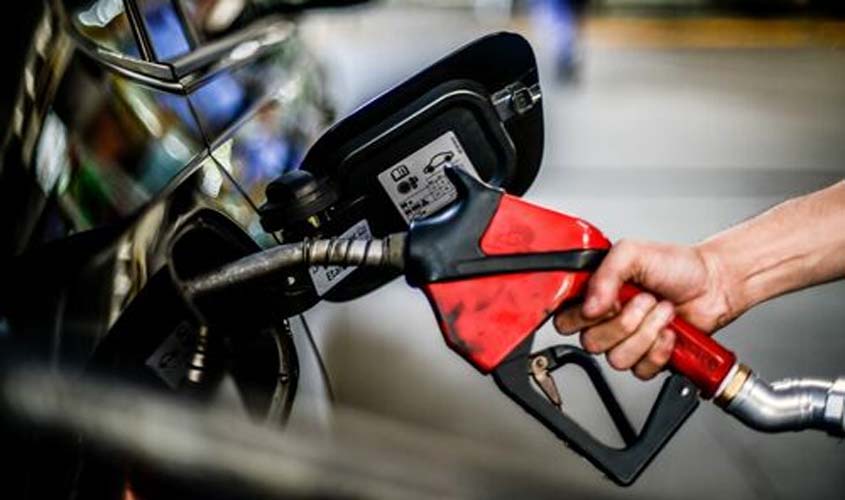 Procons fiscalizam transparência obrigatória na queda de preços de combustíveis