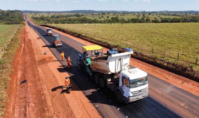 Governo de RO investe mais de 320 milhões em pavimentação da TransRondônia; obra está na reta final
