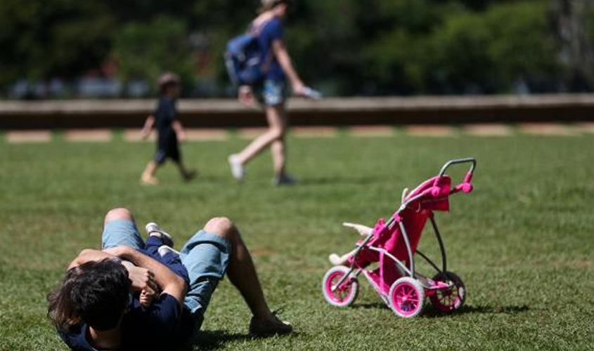 Duração de licença-paternidade reforça desigualdade na criação dos filhos