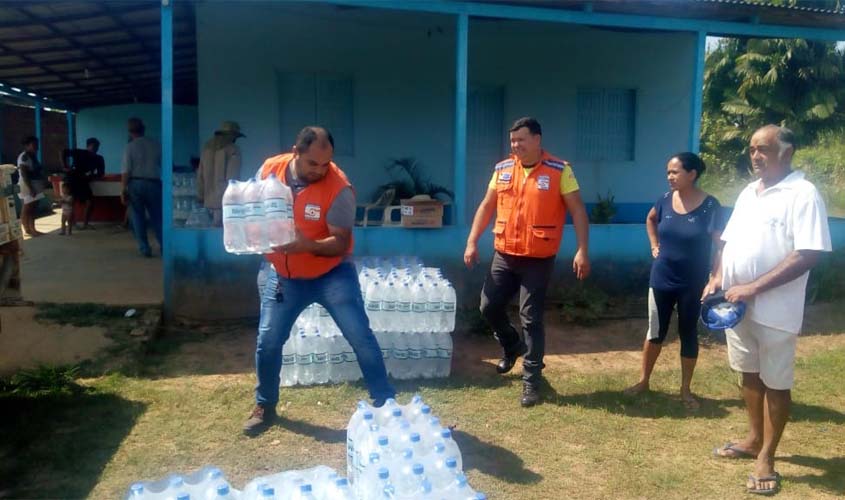 Defesa Civil entrega água e hipoclorito de sódio para famílias do São Sebastião