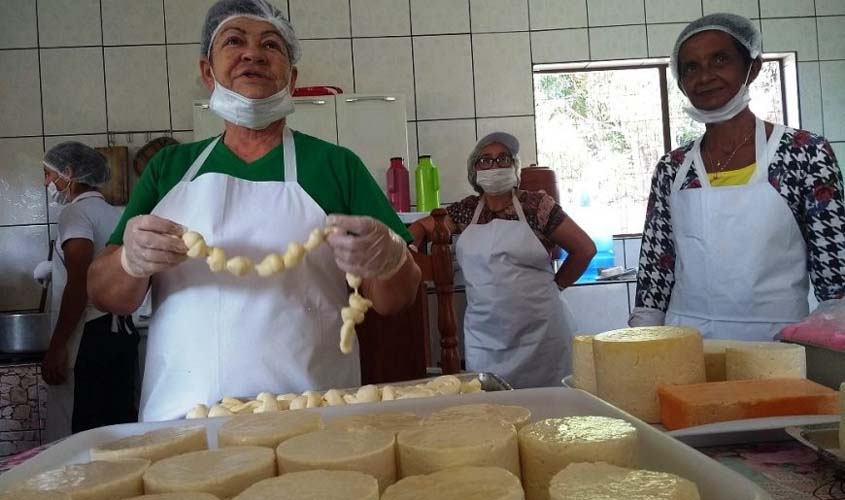 Produtores rurais são capacitados em curso de derivados de leite em Ji-Paraná