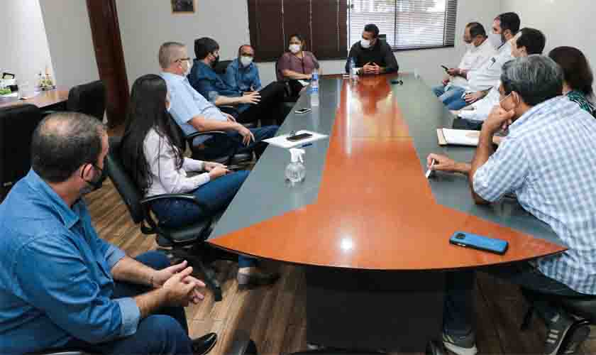 Prefeito se reúne com representantes de frigoríficos