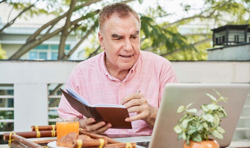 Geração Baby Boomer, acima de 59 anos, acelera acesso a serviços digitais e reduz presença em agências bancárias, revela pesquisa da Serasa