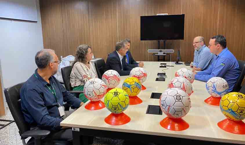 Governo de RO entrega materiais esportivos confeccionados por internos para projeto social em Porto Velho