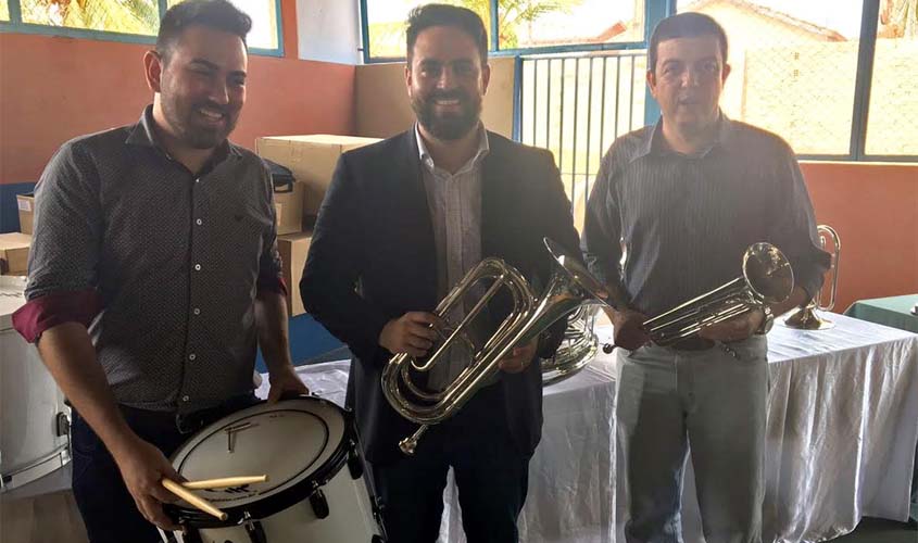 Léo Moraes visita município de Cacoal e participa da entrega de kits de fanfarras