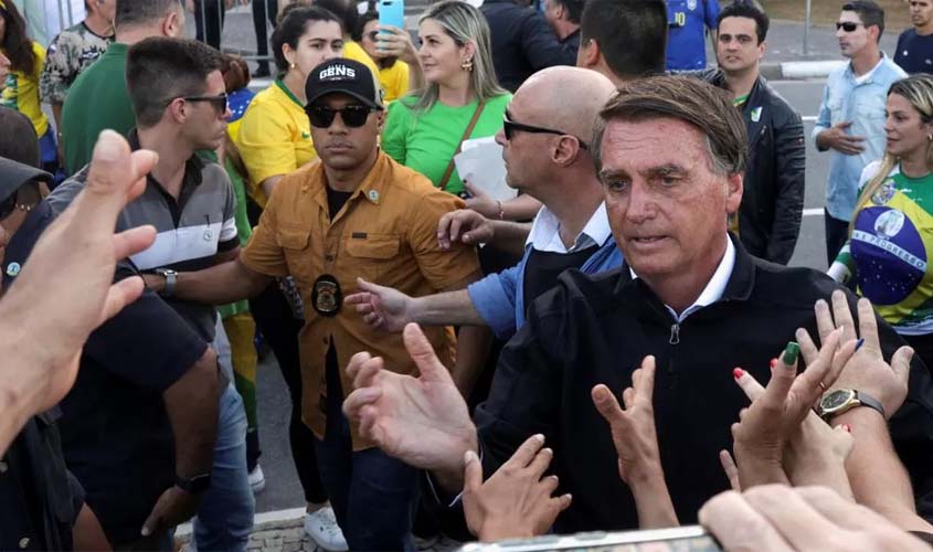 Bolsonaro volta a adotar tom de ameaça e diz a apoiadores: 'esperem acabar as eleições'