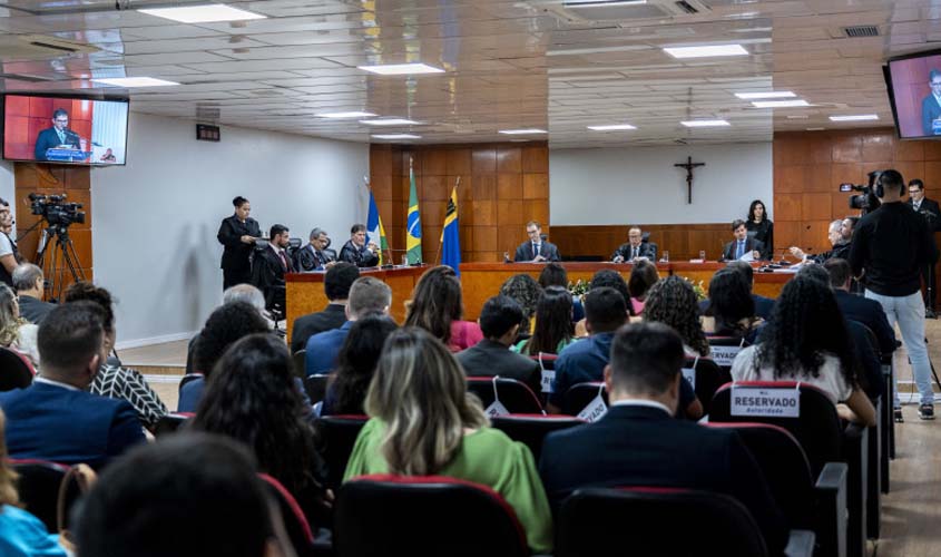 Prefeito Hildon Chaves prestigia solenidade de posse do novo juiz eleitoral Ricardo Beckerath