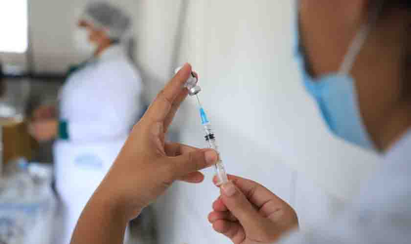 Dia Nacional de Multivacinação e Dia ‘V’ de vacinação contra a covid-19 acontecem neste sábado (16)