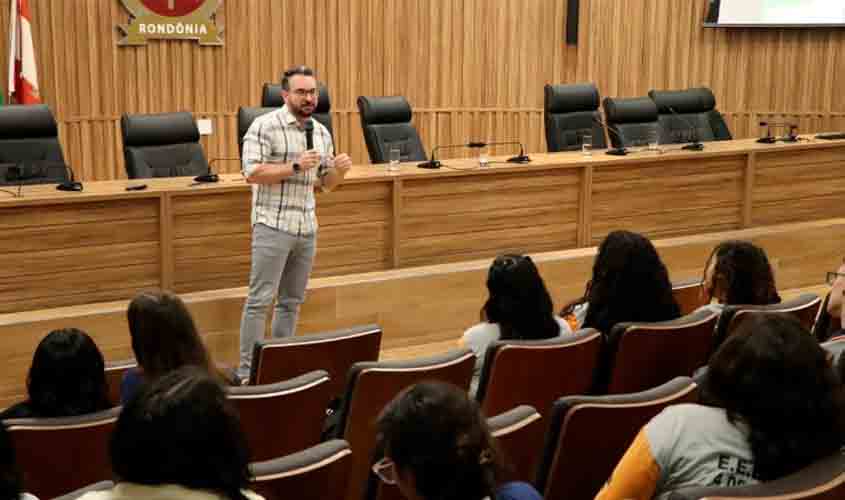 MPRO realiza palestra sobre dilemas ambientais contemporâneos para grupo de estudantes