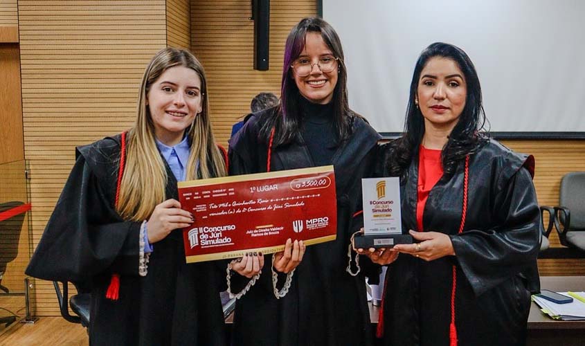 Acadêmicos de Direito vencem concurso de júri simulado