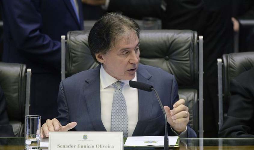 Posse de Bolsonaro será às 15h de 1º de janeiro, diz Eunício