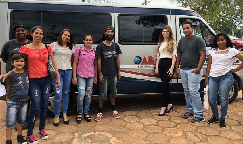 Venezuelanos são levados à UNIR pela OAB/RO para realizar tradução de currículos