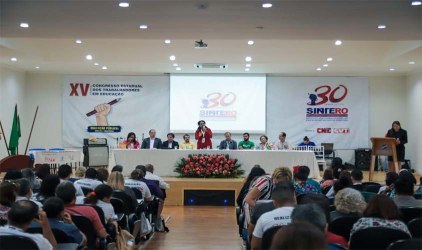 Críticas ao desmonte da educação marcam abertura do Congresso do Sintero