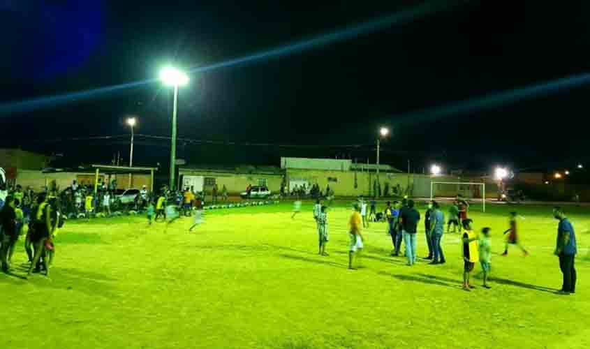 Prefeitura inaugura iluminação do campo de futebol do bairro Aeroclube